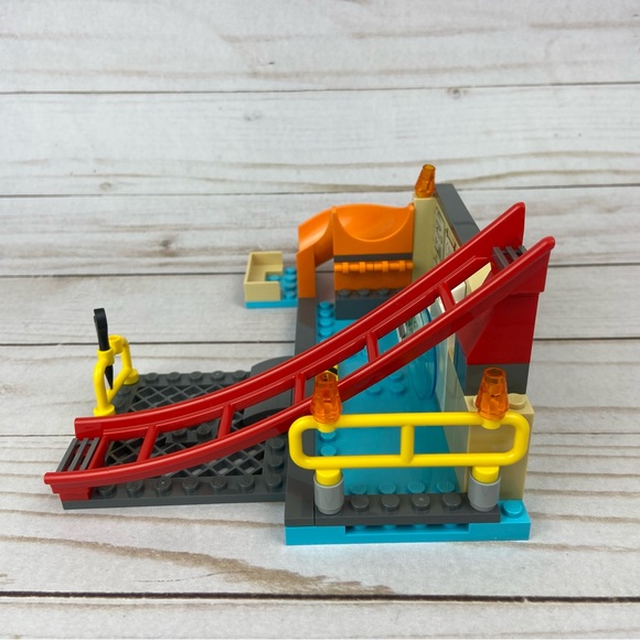 LEGO Minions in Gru's Lab set 75546 - Picture 2 of 4